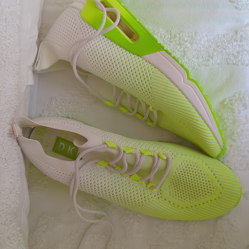 DKNk women sneakers lime green, never worn.